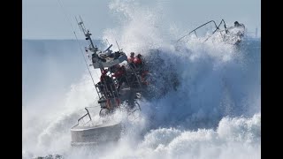 Giant waves terrify a fisherman - ជីវិតអ្នកនេសាទពេលជួបរលកយក្សធំៗ