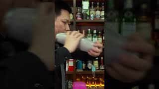 红斌 调酒的아저씨 火龙菲士：火龙果，酸奶，制作一杯无限Shake史上最高泡沫的鸡尾酒。 1080P