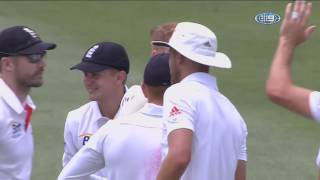 Late wickets ruin Aussies' morning