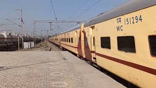 12191 - Shridham Sf Express ( NZM-JBP) Crossing at 130Kmph | Railway Express