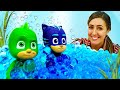 Los juguetes de PJ Masks compiten en la piscina y juegan con un coche en la Guardería Infantil.