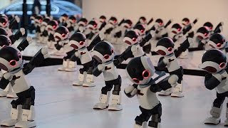 組み立てロボット「ロビ」１００体がダンス