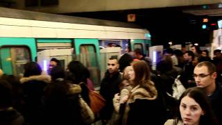 Metro ligne 13 Paris à Saint-Lazare (heure de pointe) (2012)