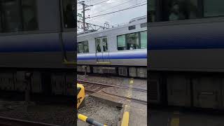 JR西日本223系2500番台普通湯浅行き和歌山駅付近踏切走行￼