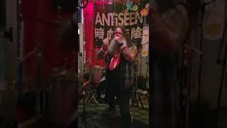 Antiseen getting bloody live.