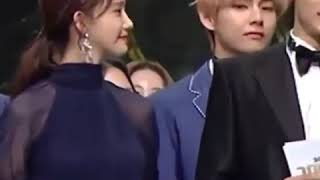 183112 Taehyung V yoona moment 'looking to the card and see who wins the prizes his reaction was'