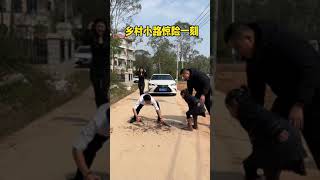 乡村的小路上惊险一幕#礼貌待人#传递正能量#助人为乐 #意想不到的结局#劇情#人生百態#shorts