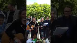 Zedek et Atmani et Uli Rhod ce recueillent sur la tombe de idir avec une chanson du Ferhat Mehenni