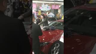 【研究生美女买奔驰漏油大闹4S】A customer bought a Benz car with engine oil spills 4S