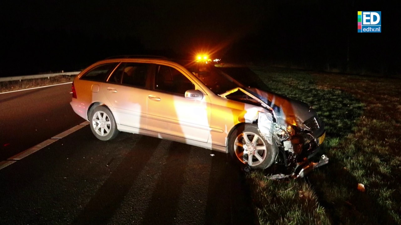 Auto Vliegt Meerdere Malen Over De Kop Na Botsing Op A67 Bij Eersel; 3 ...