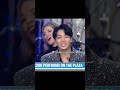 تكفون لطافه كوك وهو يعيد الارمي الصغيره بعيد ميلادها وكيف يقلدها🥹🤏🏻🔥jungkook on the city today show