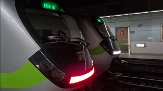 1227次基隆發車經由山線開往苗栗的銀綠色微笑號EMU900型十輛一編組EMU933區間車，和1214次北湖發車經由西部幹線開往基隆的銀綠色微笑號EMU900型十輛一編組EMU950區間車