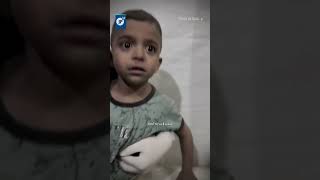 Médico abraza a niño asustado en hospital de Gaza