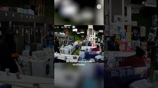 Seis violentos encapuchados asaltan a plena luz del día una tienda #Robo #Tienda #Sevilla