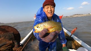 阿阳跑到邻居海域撒网，在船上睡一觉就收网，这钱赚得真爽