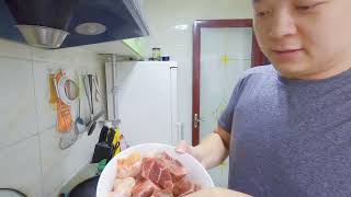 真香！鸡腿肉和排骨顿尖椒，在这迷人的雨天我和媳妇吃美食。