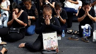 Thailand mourns: respects paid to King Bhumibol Adulyadej as former PM becomes regent