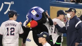 日本シリーズ開幕勝利‼️ヒーローと締めるつば九郎