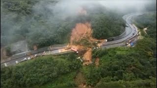 Sárlavina árasztott el egy brazil autópályát, halottak is vannak