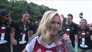 Helene Fischer singt "Atemlos durch die Nacht" am Brandenburger Tor WM 2014 FEIER in HD