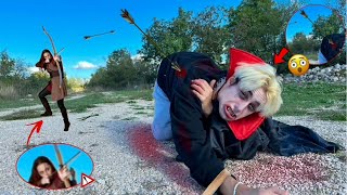 UN CACCIATORE DI VAMPIRI CERCA DI RAPIRE ANTO VAMPIRO! AIUTO!! 😱 *è stato colpito*