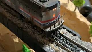 HO Scale Walthers EMD F40PH DC Powered Diesel Locomotive AMTRAK heavy weathered, walk around