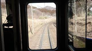 東北本線の国見の峠を越えるため唸る719系700番台のモーター