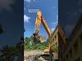 Excavator loading dump truk dengan batu