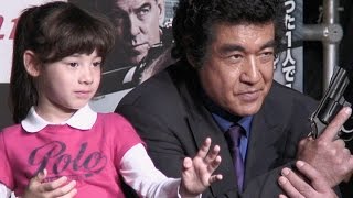 7歳のエヴァちゃん、藤岡弘、と一緒に得意の空手で悪者退治！