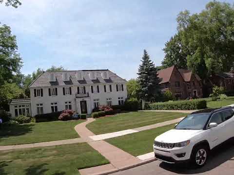 Is Grosse Pointe rich?