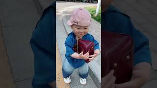 妈妈假装丟了个包，测试兜兜看到会怎么样！没想到！#cute #baby #funny #comedy