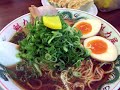 魁力屋』で外国人に囲まれながらネギ増しの「特製醤油味玉ラーメン」を食べる！（北谷町）