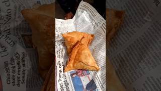 समोसे में आलू केसे भरा😅  #cheesesamosa #samosa #food #streetfood