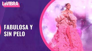 JLo se emociona y pierde su cabellera durante presentación | La Vibra