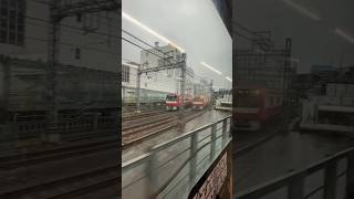 相対速度 横浜駅を先に出発した京急線を追いかけて、頭上を通過する京浜東北線南行からの車窓