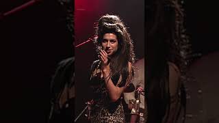 Amy Winehouse le hace una BROMA a sus FANÁTICOS y ellos REACCIONAN🤣| #shorts