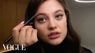 Дилара Зинатуллина показывает повседневный макияж со стрелками | Vogue Россия