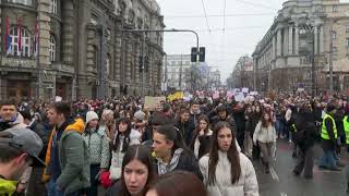 Top News- Studentët të gjithë kundër Vuçiç, bllokojnë autostradën në Beograd për 24 orë