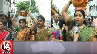 Lal Darwaza Bonalu || Devotees Offer Prayers At Sri Simhavahini Mahankali Temple || V6 News