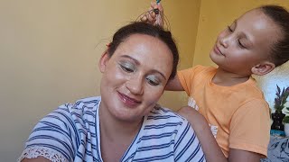 Asmr-My Daughter 👩‍👦does my makeup 💄and hair💆 while chewing gum😜