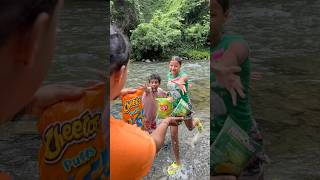 Los niños en el Río de papitas 🏊🏼‍♀️🍟🤣💦 #shorts #rio #papitas #comedy