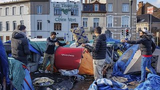 Felfüggesztik a férfi menedékkérők elhelyezését Belgiumban