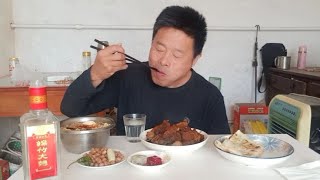 午饭老张吃昨天剩下的饭莱，老张说剩菜剩饭也太好吃了。