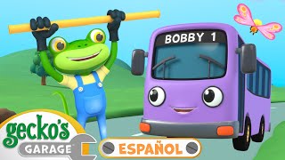 Bobby se distrae en la carretera 😮🦋 | 🐸 Garaje de Gecko | Carros para niños | Videos educativos