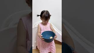 老母鸡下蛋了，还直接下闺女碗里了#cutebaby# funny# 萌娃