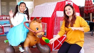 Wendy Juega con Caballo de Juguete | Pony de Juguete