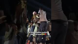 Tiakola porte une petite fille lors de son concert au senegal #concert #tiakola #senegal