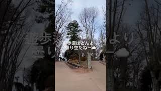 まだ雨は降ってないけど雲に覆われた今朝の富士森公園の風景（2022年2月19日AM7：30頃）