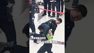 云南昆明一医院进行反恐演练，受邀参与演练的一名大学生以“夺命剪刀脚”一招制敌，动作干净利落！｜中国　#shorts #China