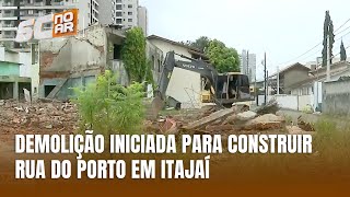 Itajaí inicia demolição de imóvel abandonado para construção da Rua do Porto